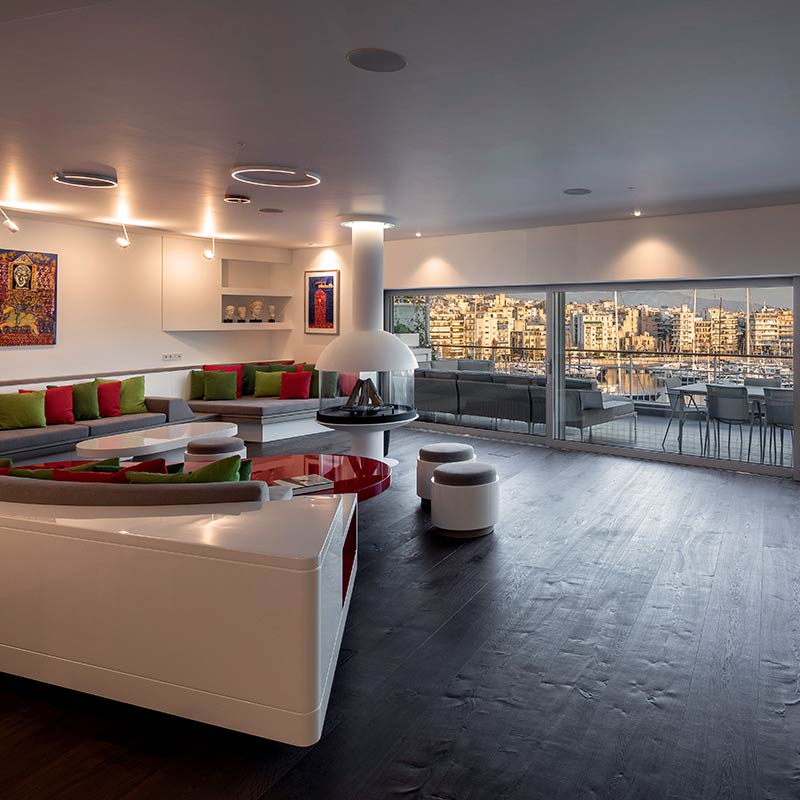 Penthouse Katerina – Wohnbereich mit Blick auf die großzügige Terasse Penthouse Katerina – Wohnbereich mit Blick auf die großzügige Terasse