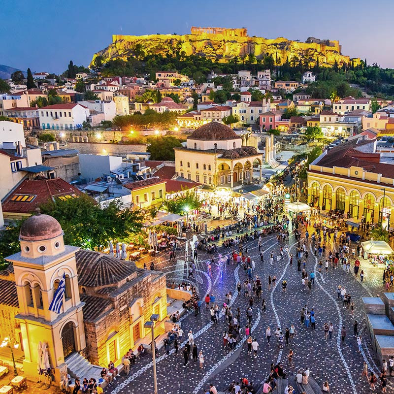 Athen, Griechenland - Nachtbild mit Athen von oben, Monastiraki-Platz und antike Akropolis. Athen, Griechenland - Nachtbild mit Athen von oben, Monastiraki-Platz und antike Akropolis.